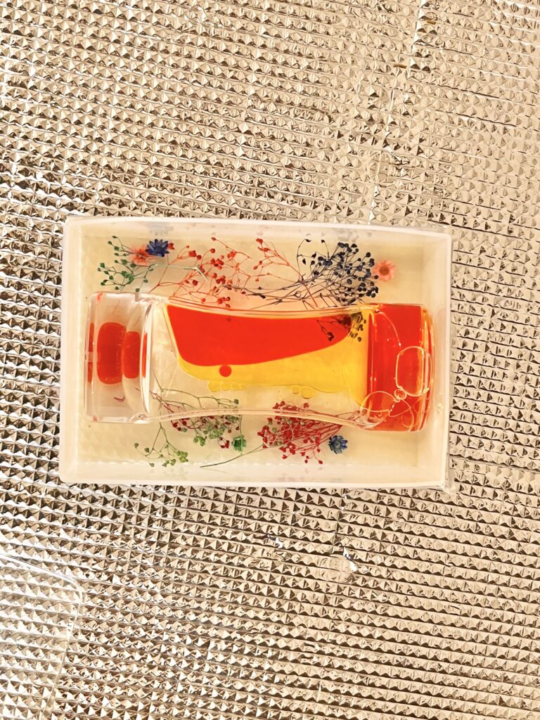 オイルタイマーとドライフラワーをシリコンモールドに入れた完成図