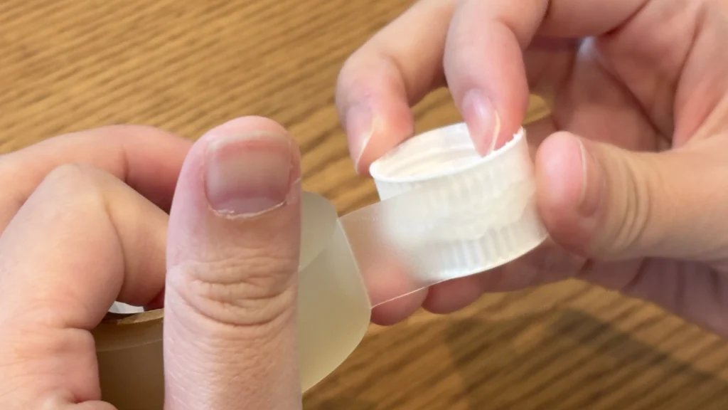 オイルタイマーの自作手順1、キャップ同士をグルーガンで接着したらビニールテープで巻いて補強