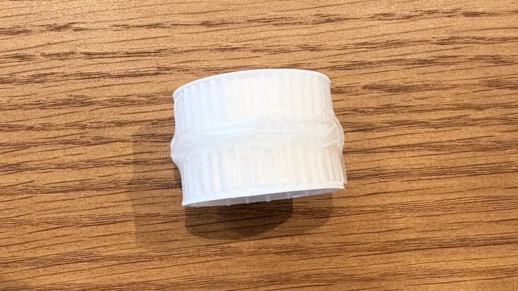 オイルタイマーの自作手順1、キャップ同士をグルーガンで接着しビニールテープで巻いたもの