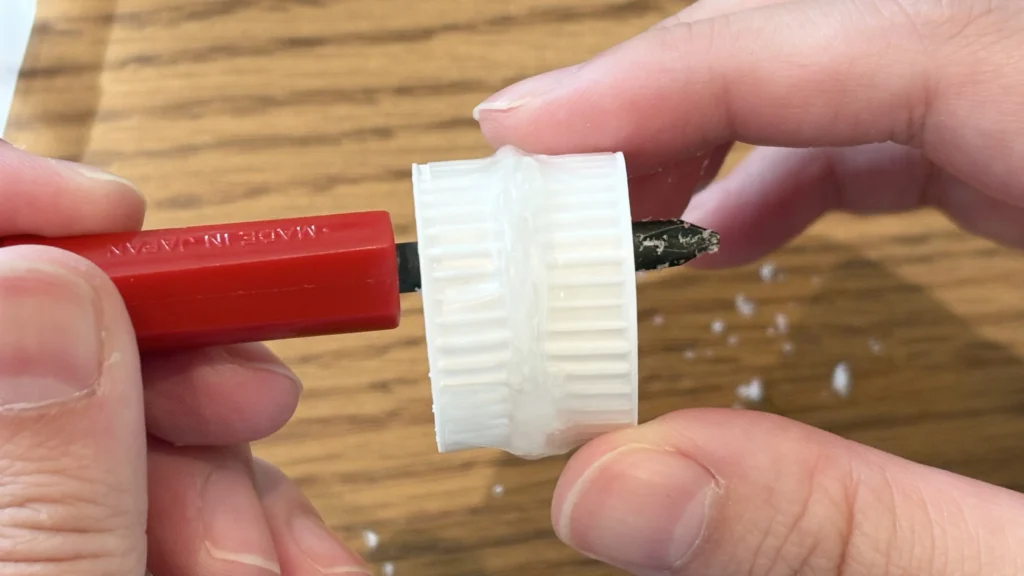 オイルタイマーの自作手順2、ドライバーでキャップをぐりぐりして穴を開けて貫通し、穴を広げる