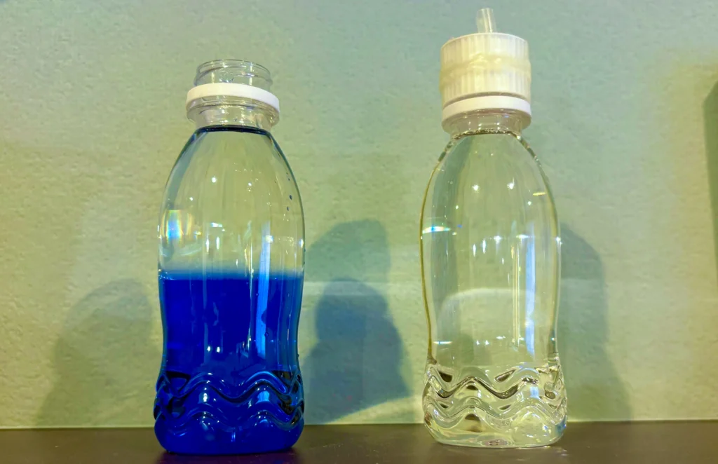 オイルタイマーの自作手順4、オイルを入れたペットボトルと水を入れたペットボトル