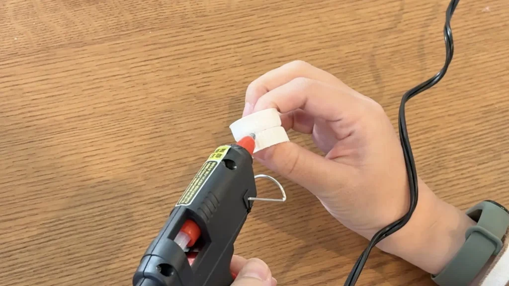 オイルタイマーの自作手順1、キャップ同士をグルーガンで接着