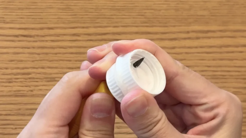 オイルタイマーの自作手順2、ドライバーでキャップをぐりぐりして穴を開けて貫通