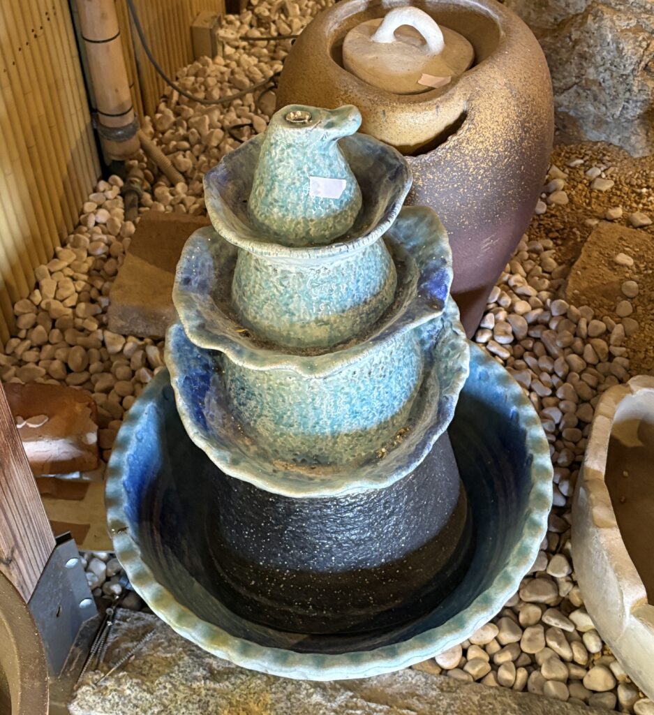 信楽で出会った、スパイラル型の渋い電動つくばい。